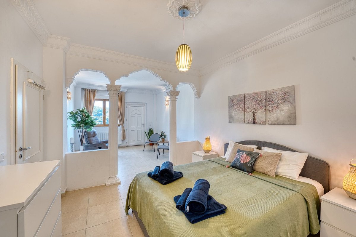 8 Bed Detached Villa in Elviria