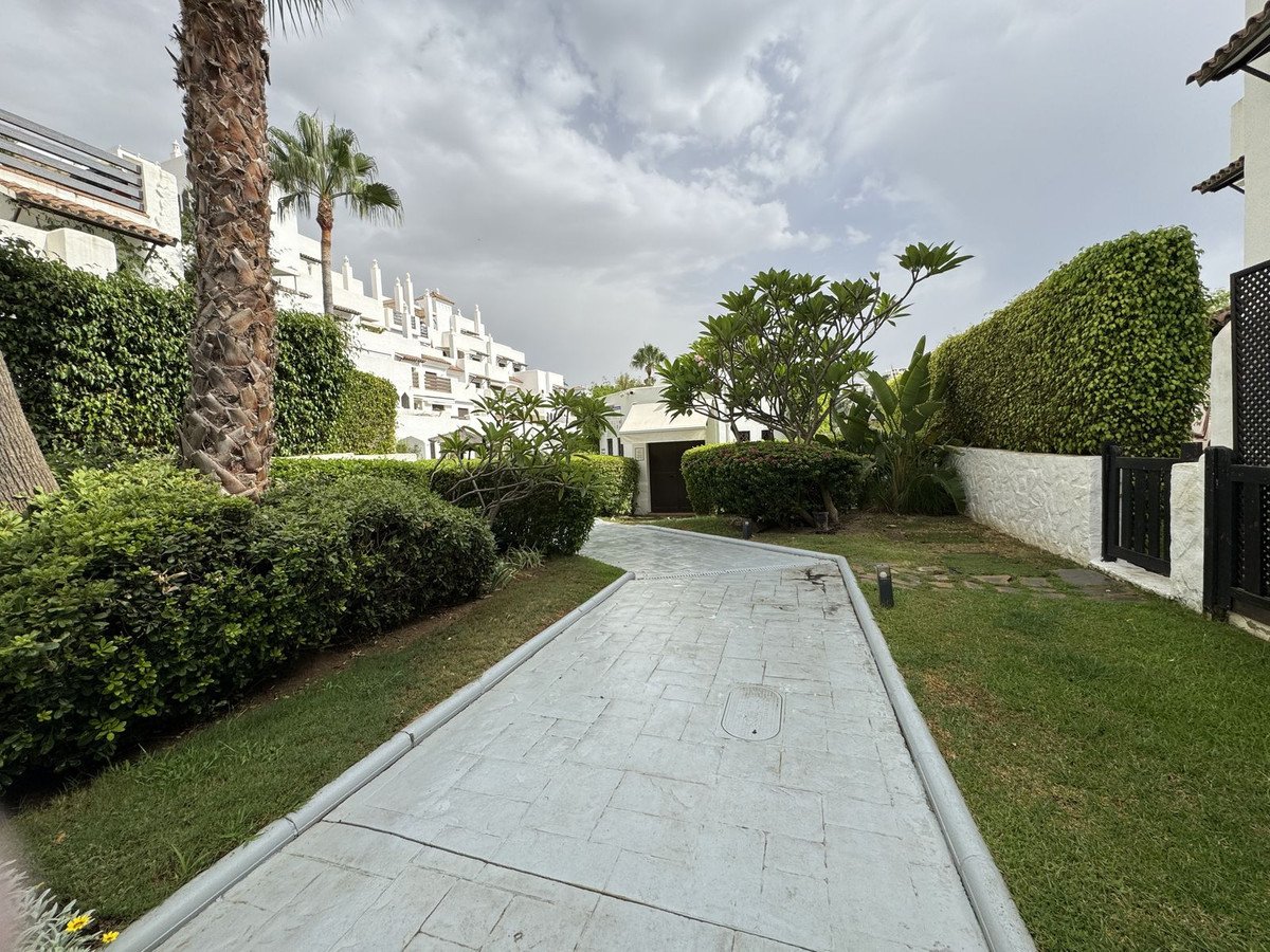 2 Bed Middle Floor Apartment in Estepona