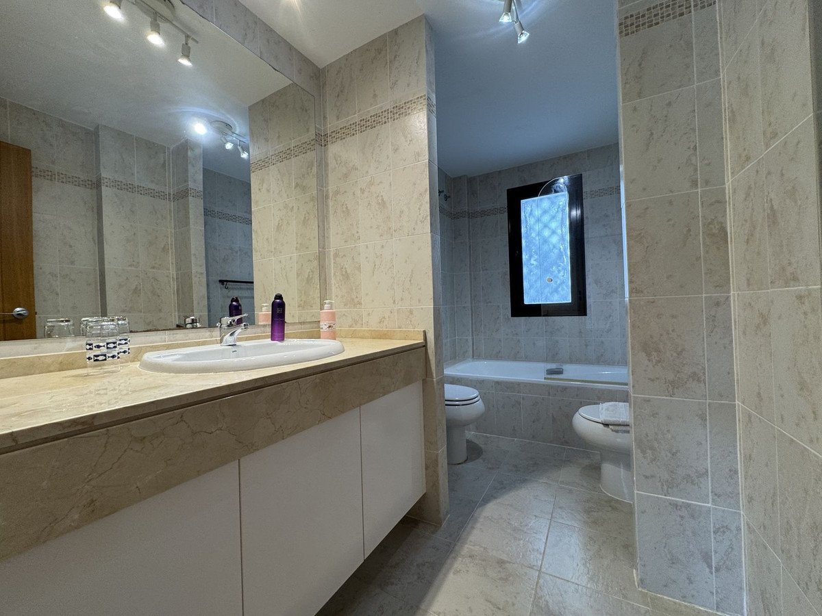 2 Bed Middle Floor Apartment in Estepona