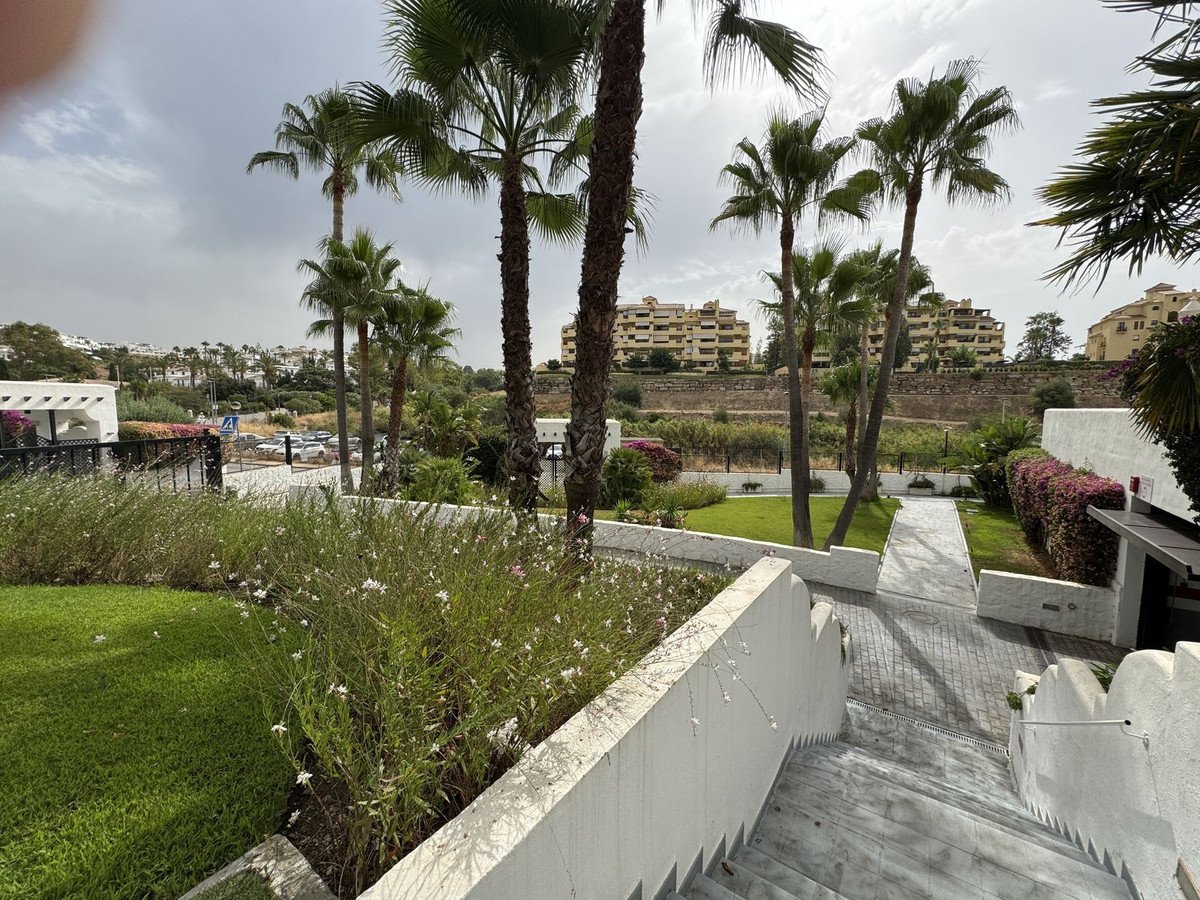 2 Bed Middle Floor Apartment in Estepona