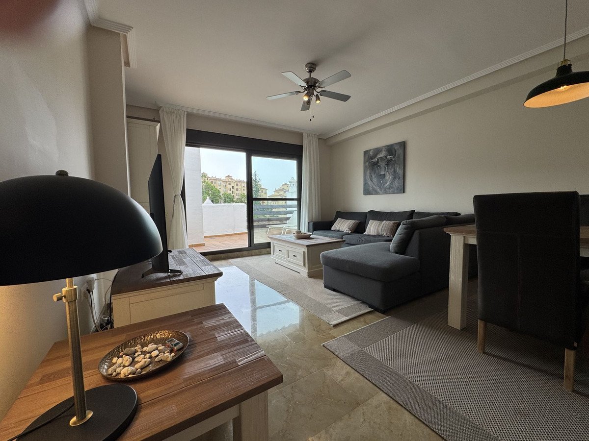 2 Bed Middle Floor Apartment in Estepona