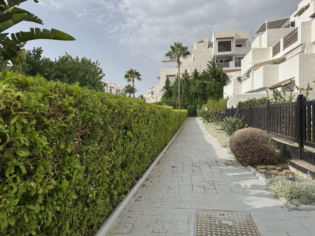 2 Bed Middle Floor Apartment in Estepona