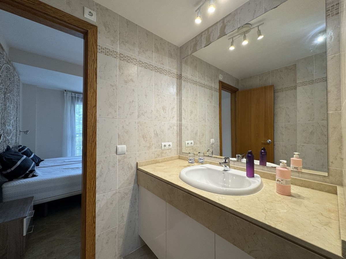 2 Bed Middle Floor Apartment in Estepona