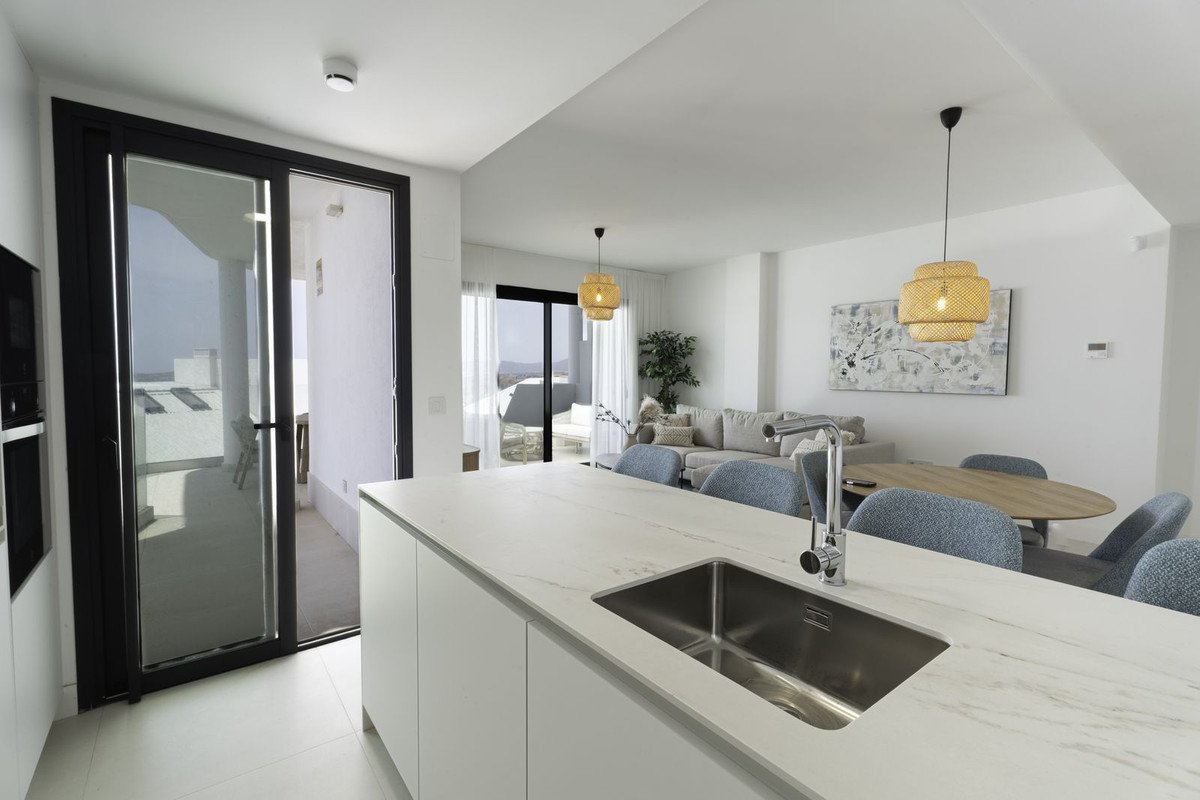 3 Bed Middle Floor Apartment in El Higueral