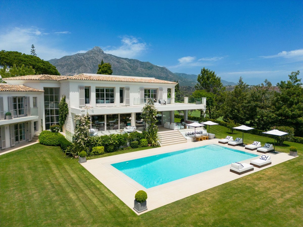 6 Bed Detached Villa in Aloha