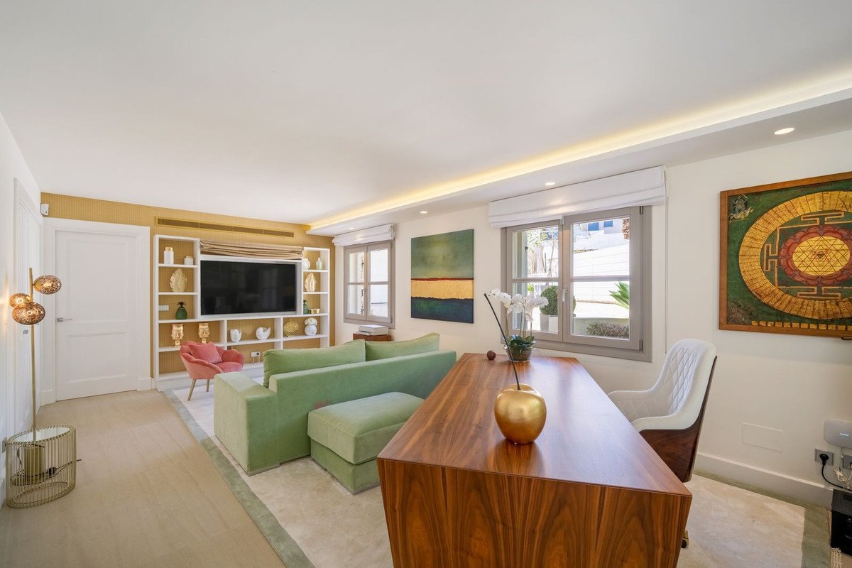 6 Bed Detached Villa in Aloha