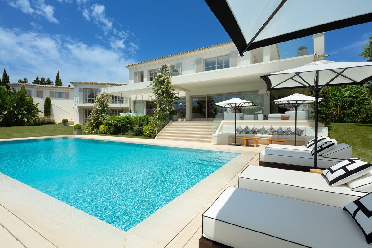 6 Bed Detached Villa in Aloha