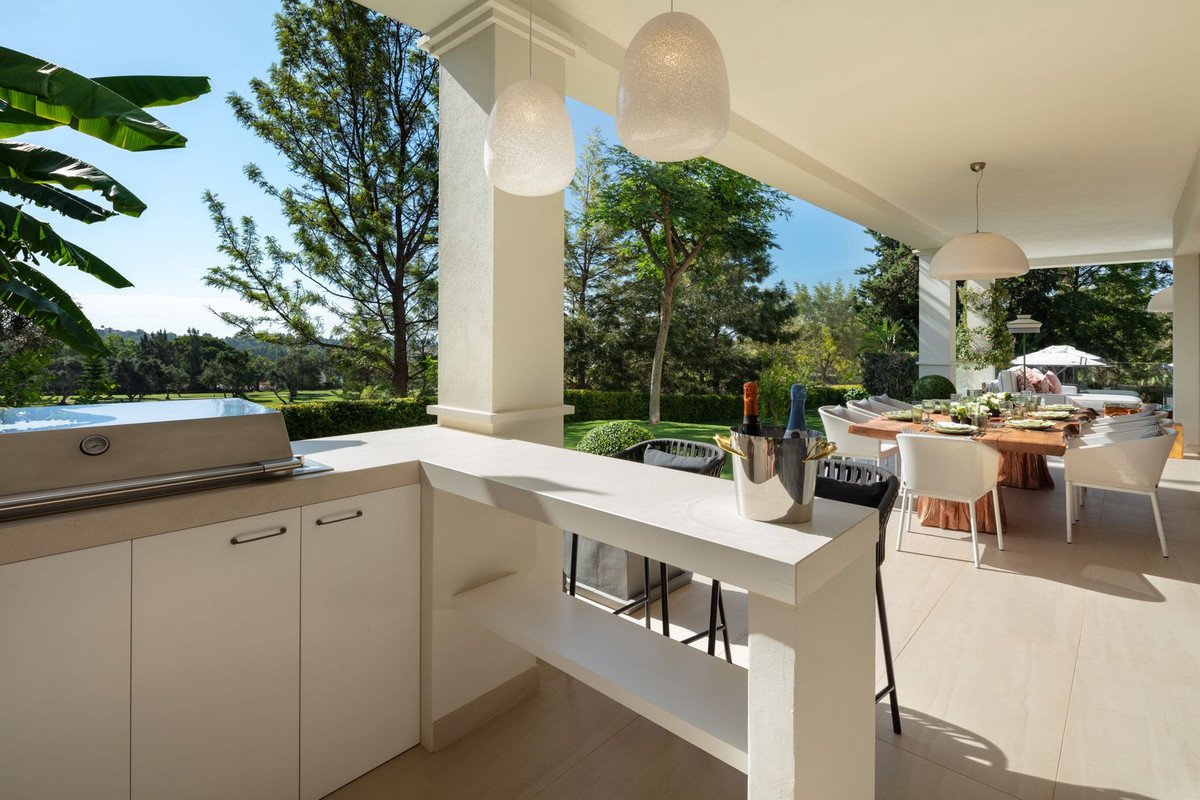 6 Bed Detached Villa in Aloha