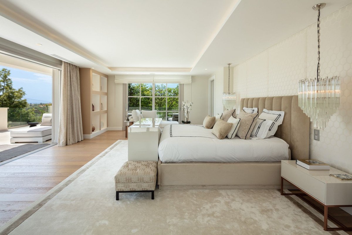 6 Bed Detached Villa in Aloha