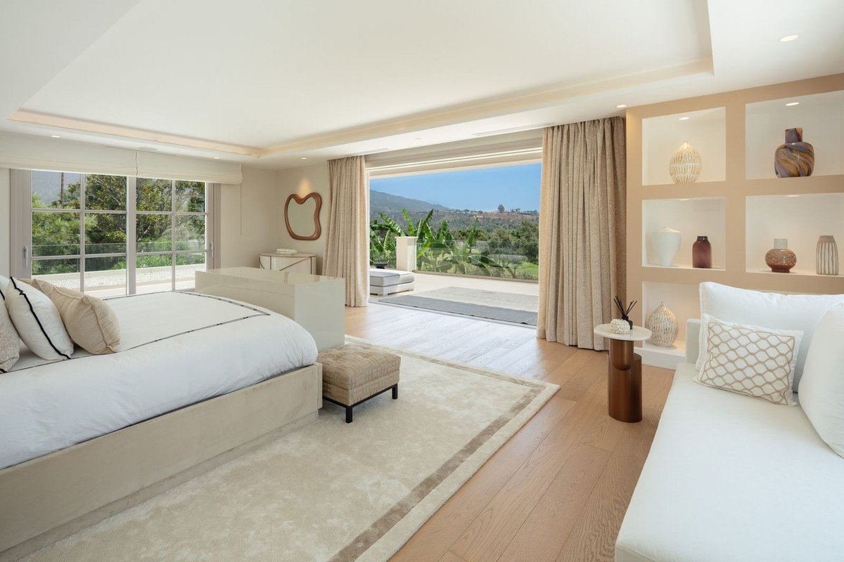 6 Bed Detached Villa in Aloha
