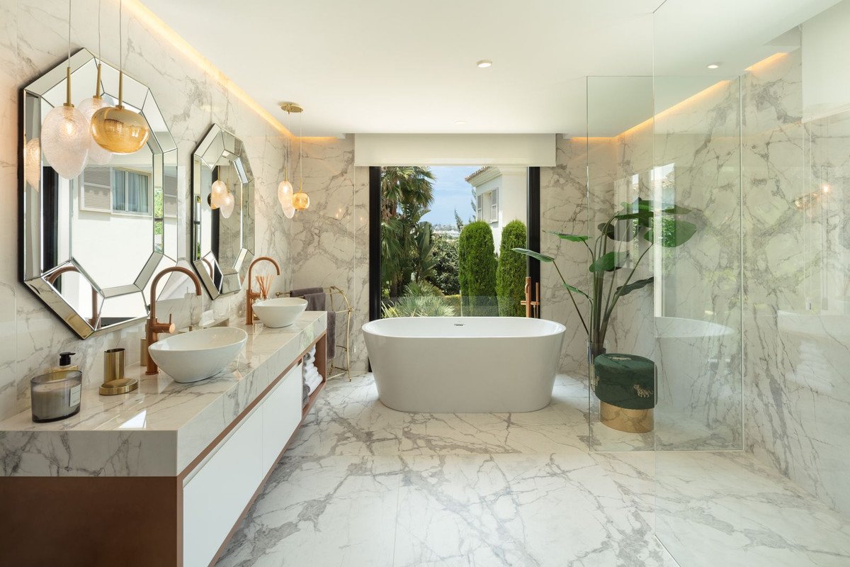 6 Bed Detached Villa in Aloha