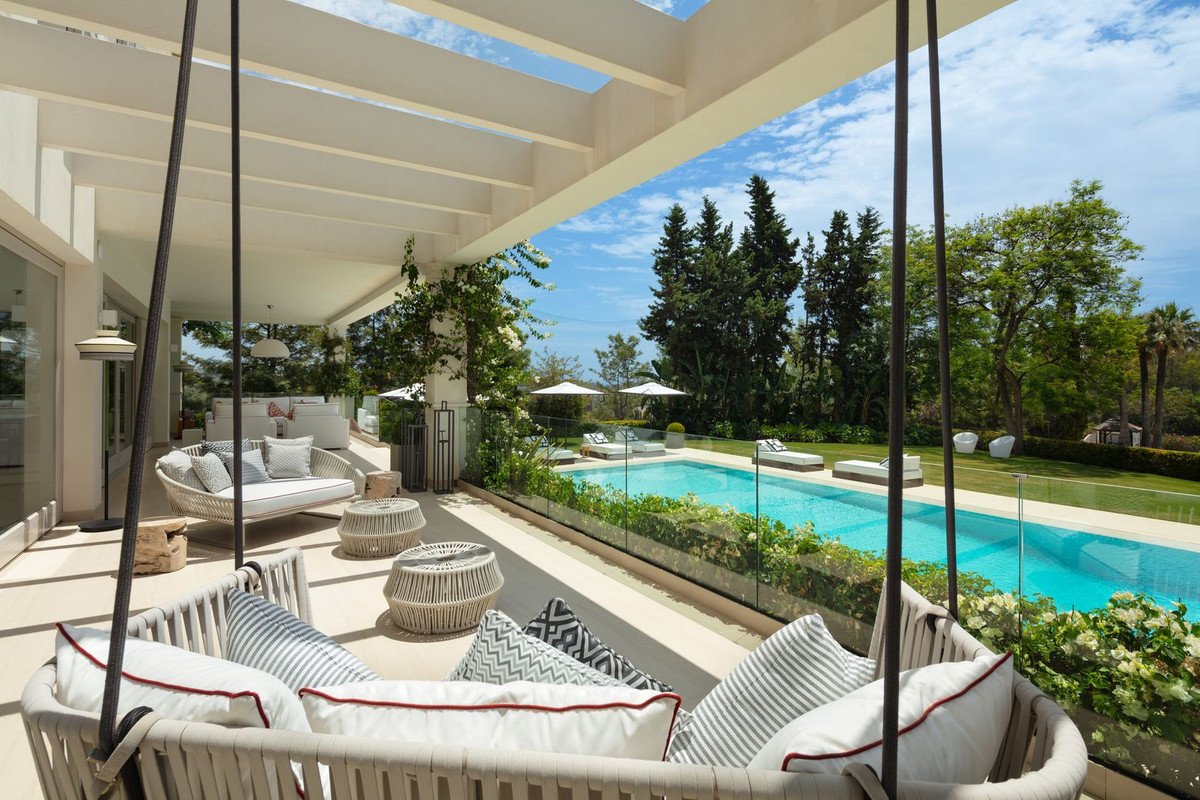 6 Bed Detached Villa in Aloha