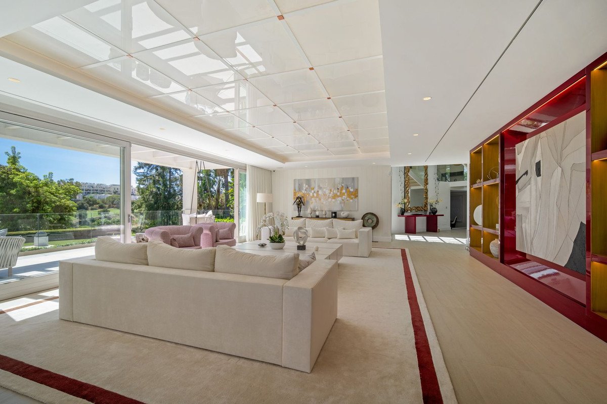 6 Bed Detached Villa in Aloha