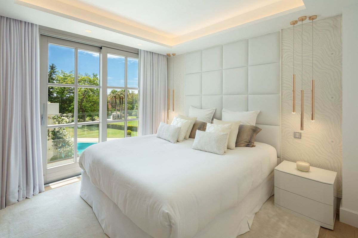 6 Bed Detached Villa in Aloha
