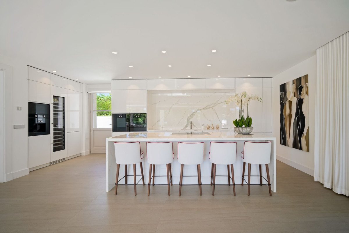 6 Bed Detached Villa in Aloha