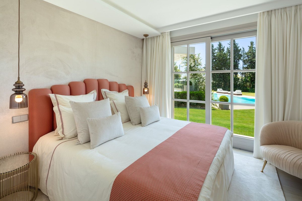 6 Bed Detached Villa in Aloha