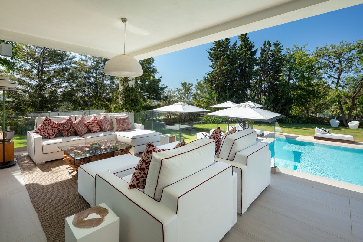 6 Bed Detached Villa in Aloha