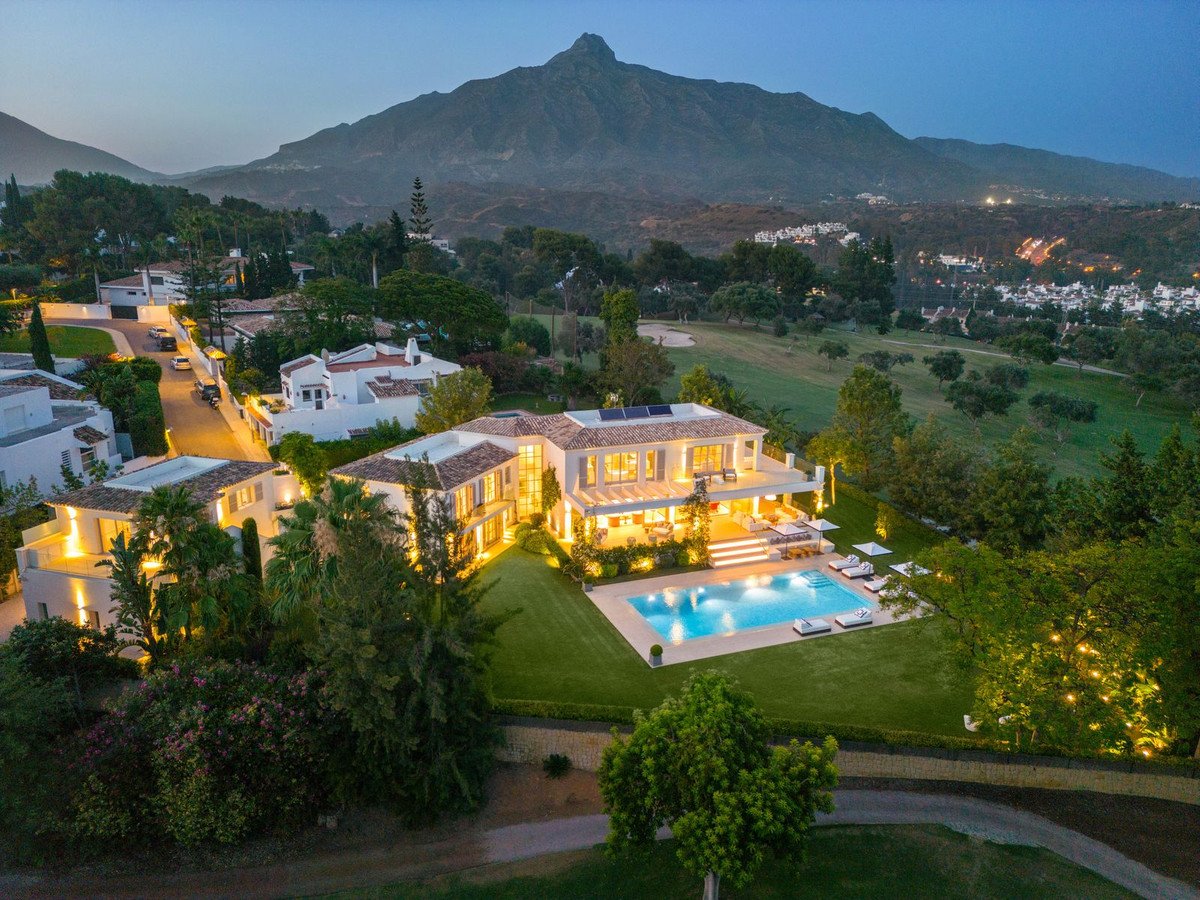 6 Bed Detached Villa in Aloha