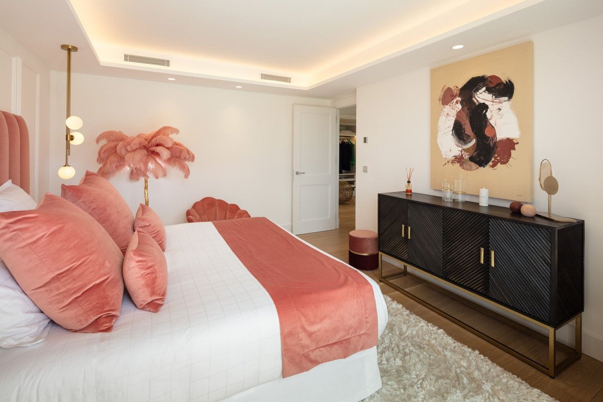 6 Bed Detached Villa in Aloha