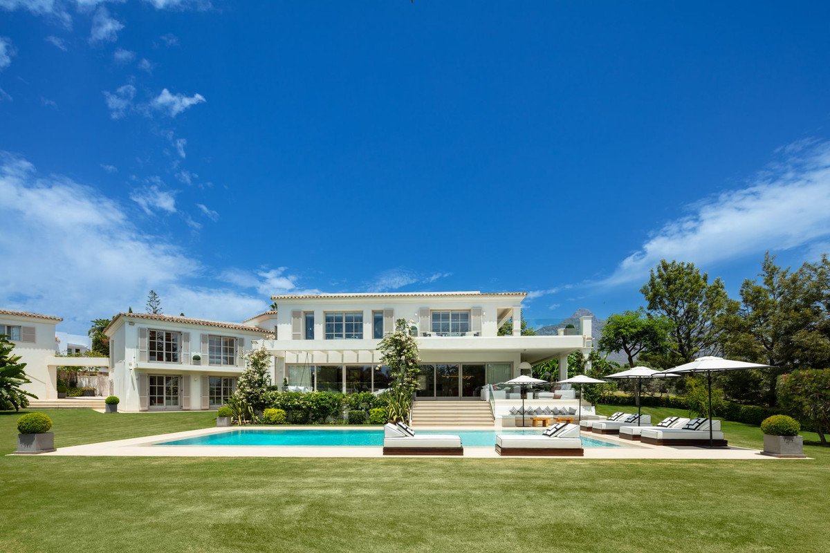 6 Bed Detached Villa in Aloha