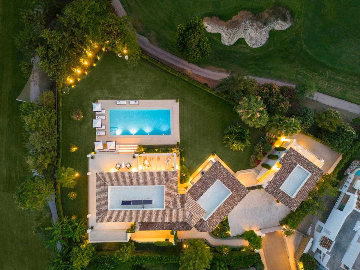 6 Bed Detached Villa in Aloha