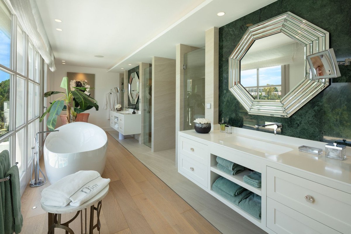 6 Bed Detached Villa in Aloha