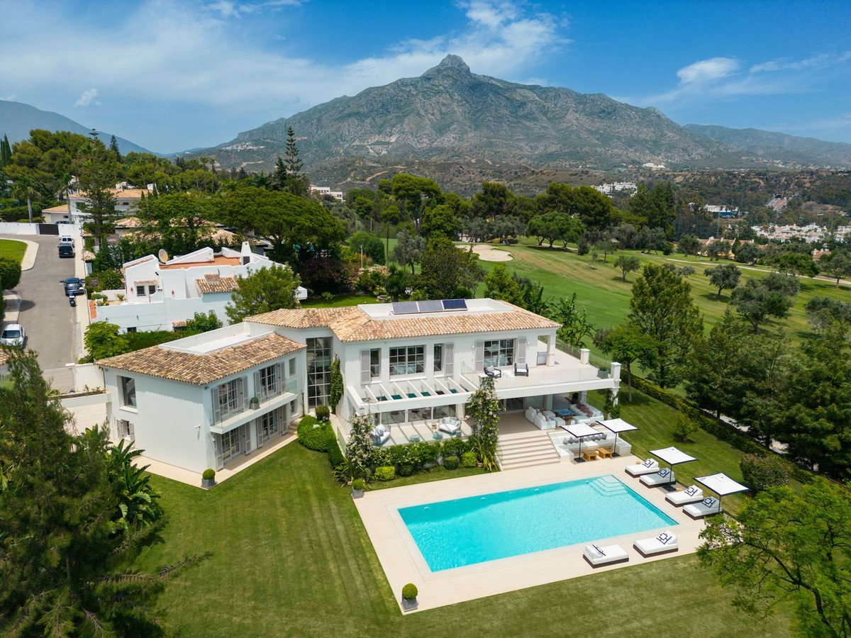 6 Bed Detached Villa in Aloha