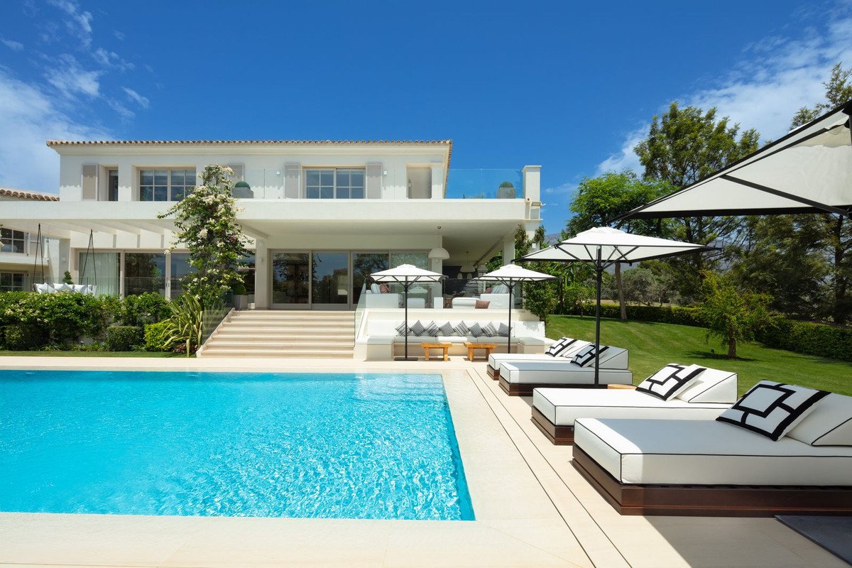 6 Bed Detached Villa in Aloha