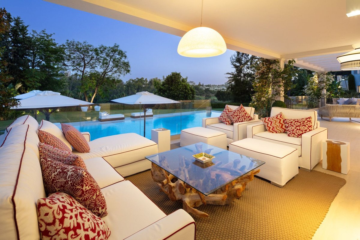 6 Bed Detached Villa in Aloha