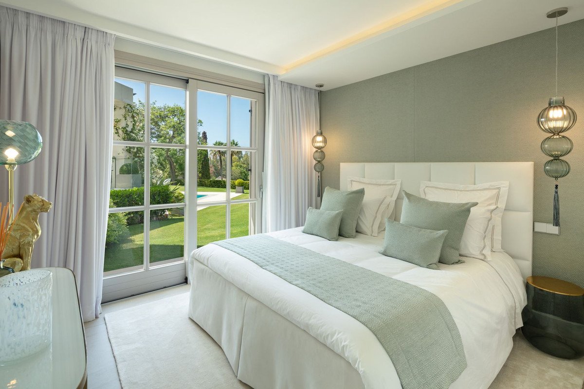 6 Bed Detached Villa in Aloha