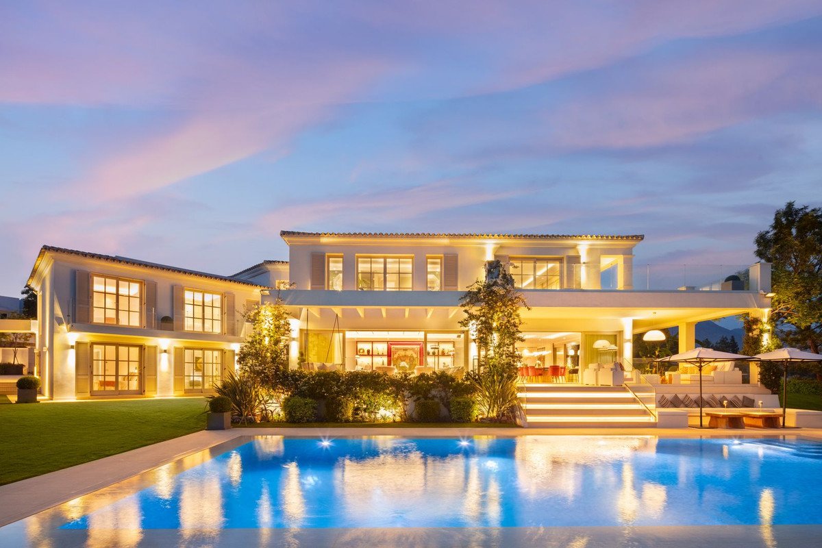 6 Bed Detached Villa in Aloha
