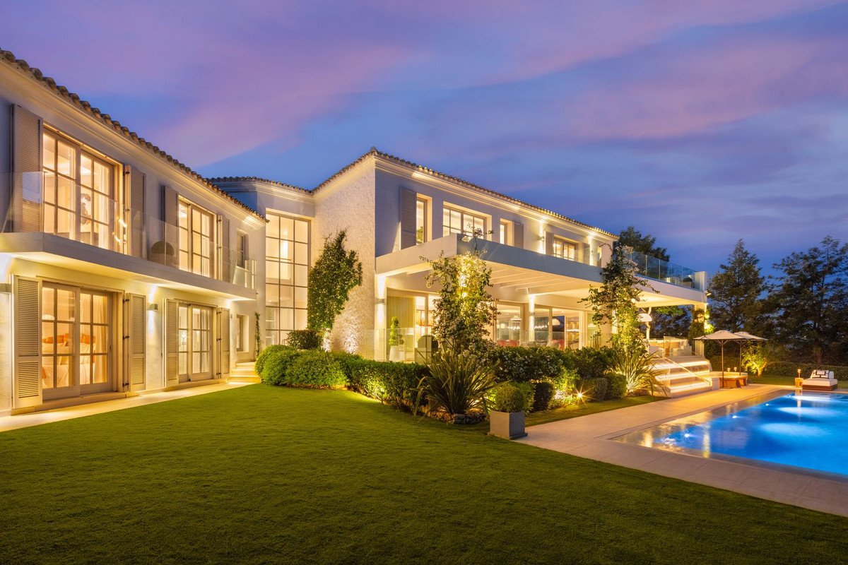 6 Bed Detached Villa in Aloha