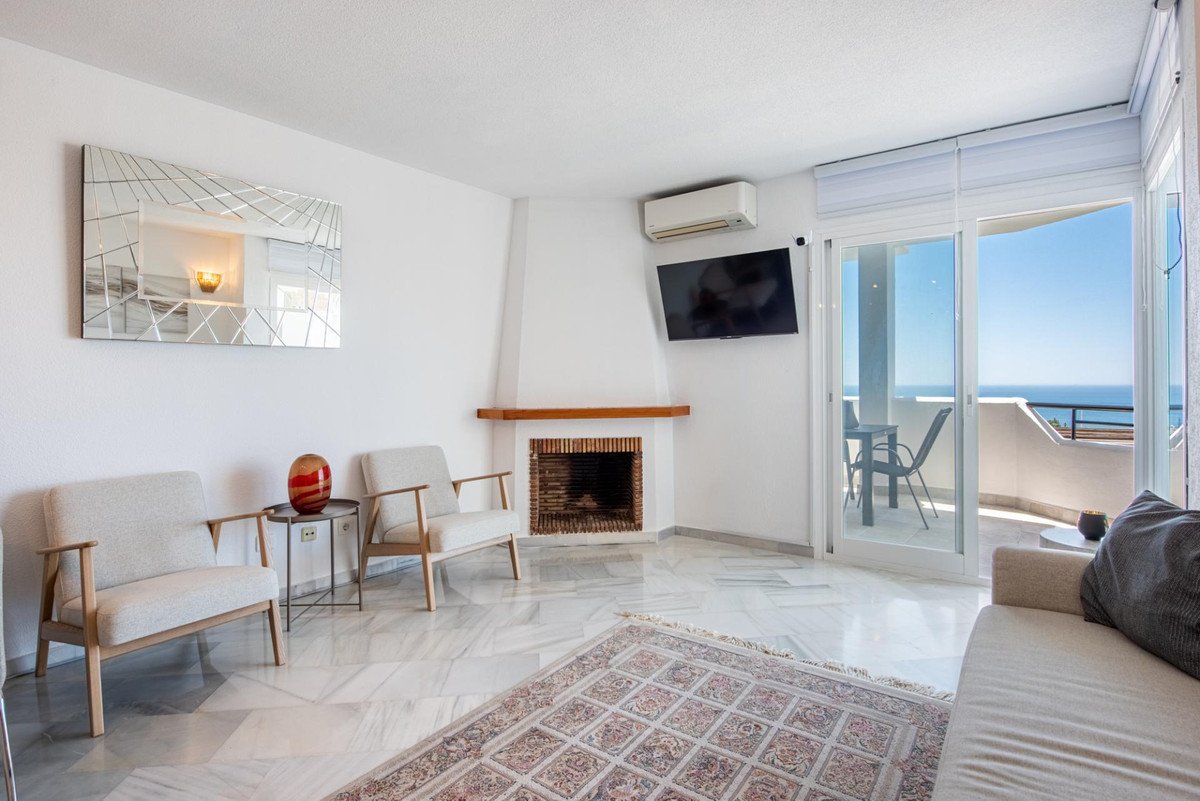 2 Bed Middle Floor Apartment in Calahonda