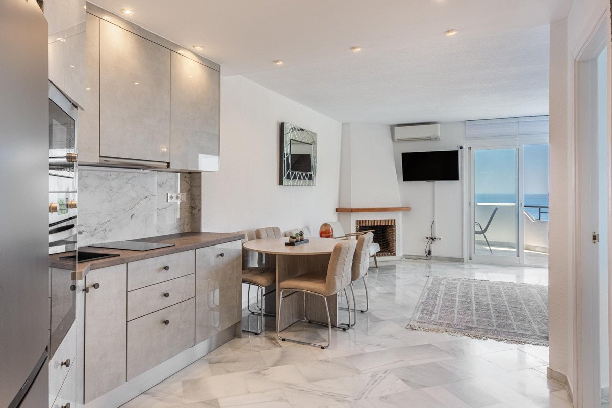 2 Bed Middle Floor Apartment in Calahonda