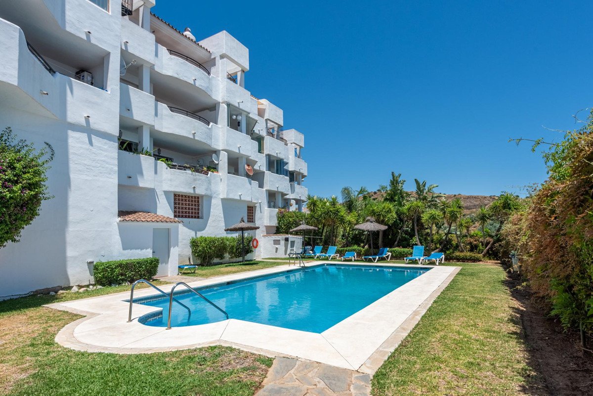 2 Bed Middle Floor Apartment in Calahonda