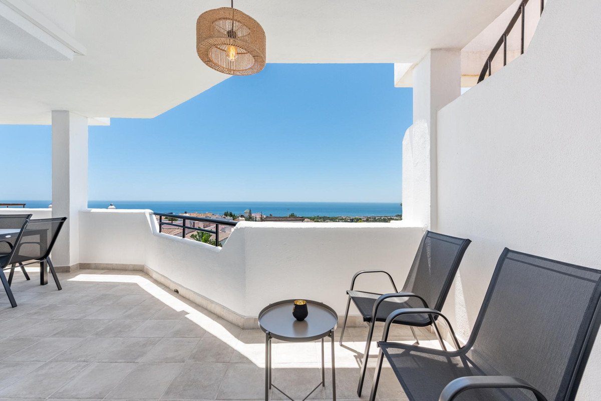 2 Bed Middle Floor Apartment in Calahonda