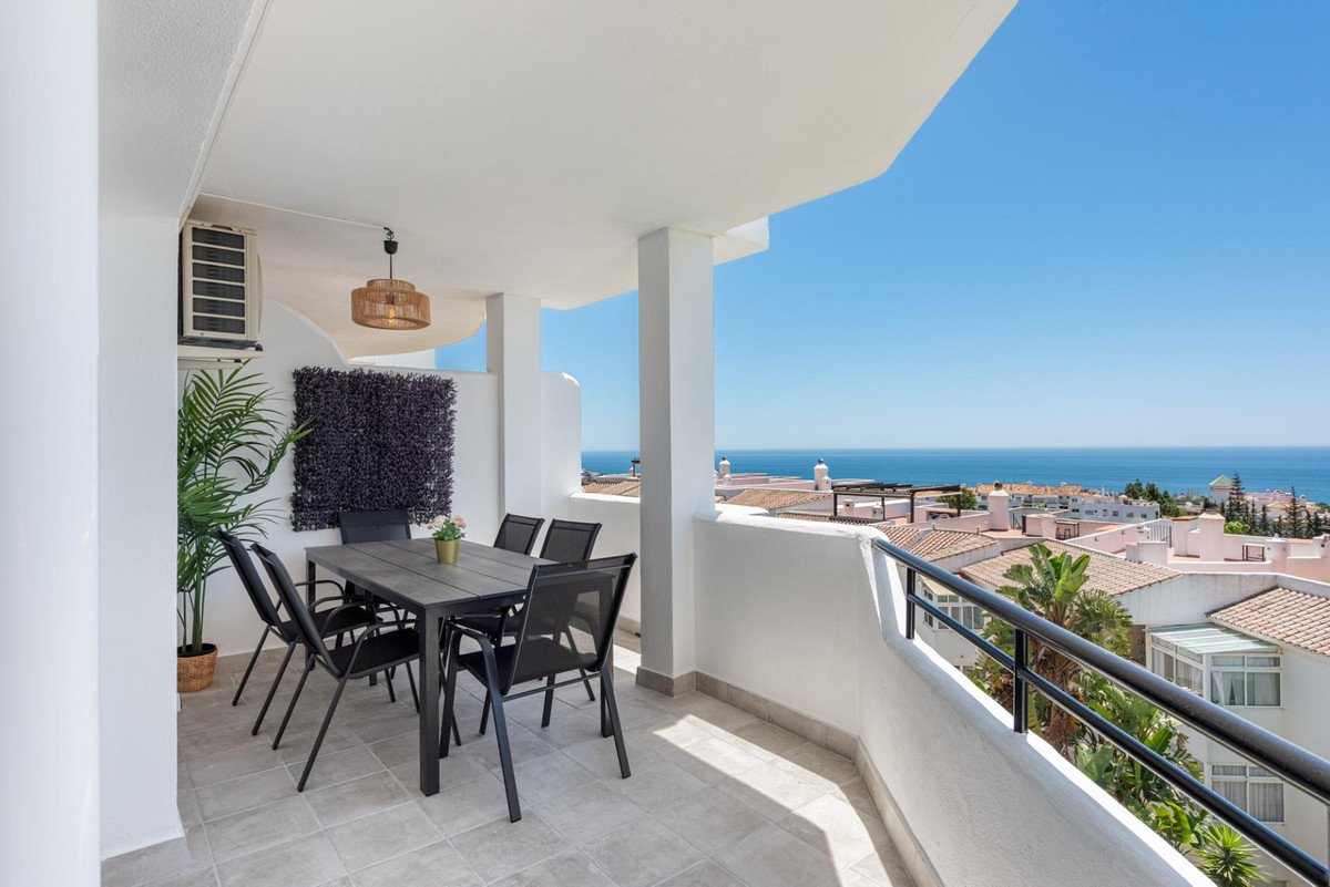 2 Bed Middle Floor Apartment in Calahonda