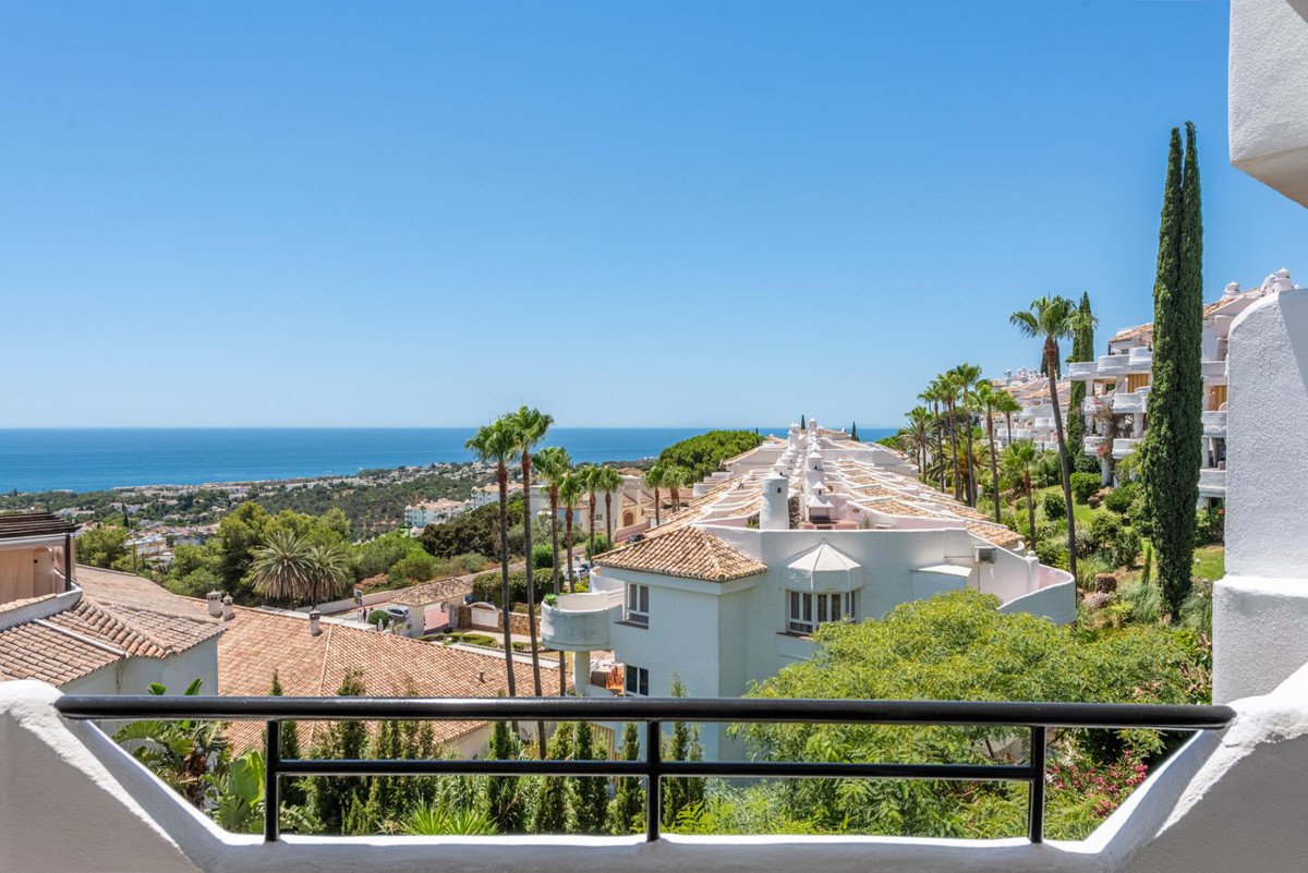 2 Bed Middle Floor Apartment in Calahonda