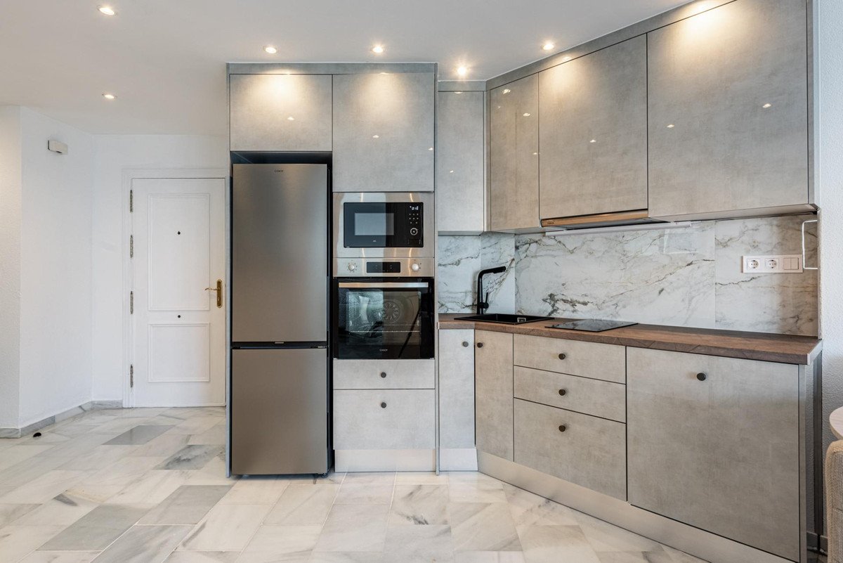 2 Bed Middle Floor Apartment in Calahonda