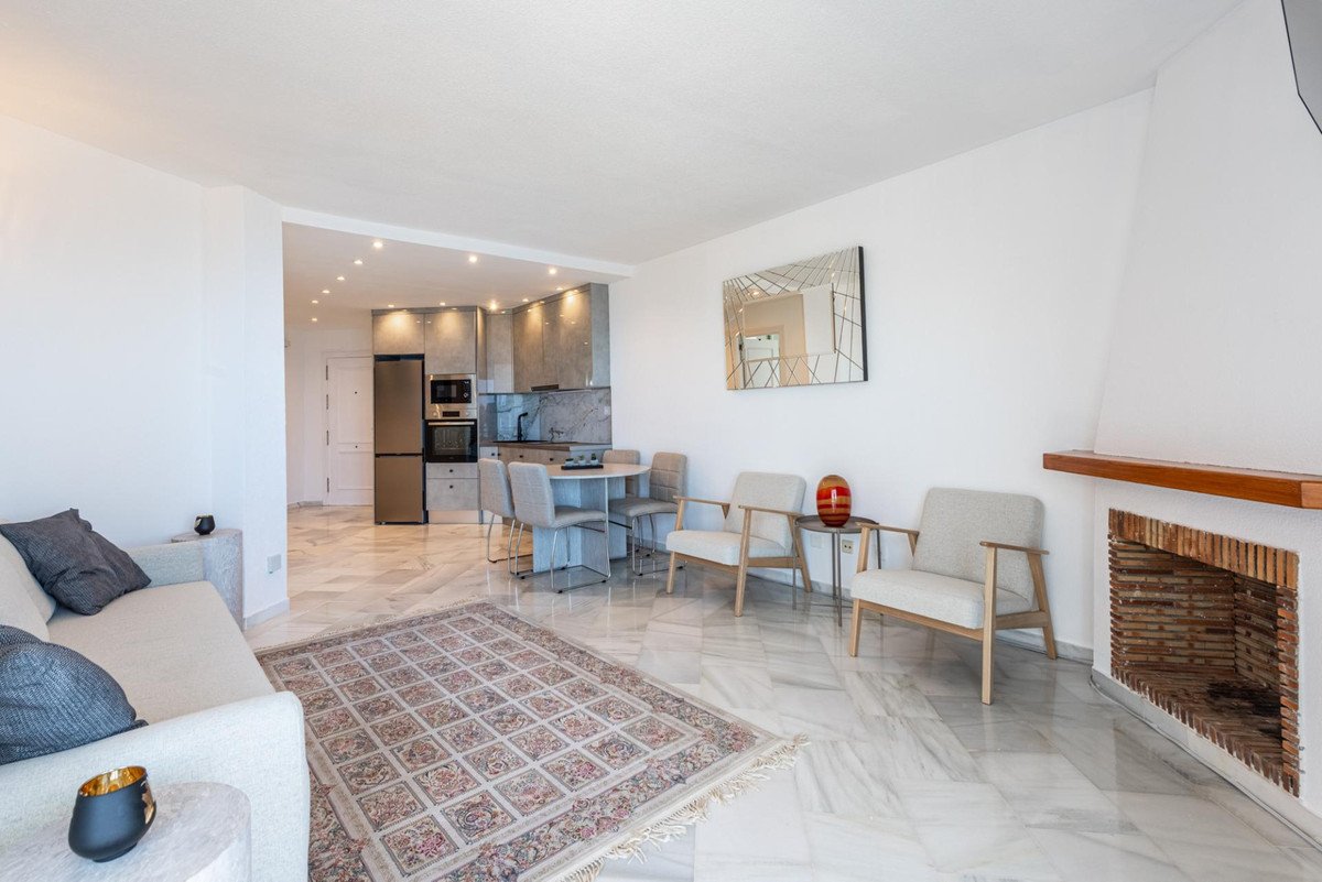 2 Bed Middle Floor Apartment in Calahonda
