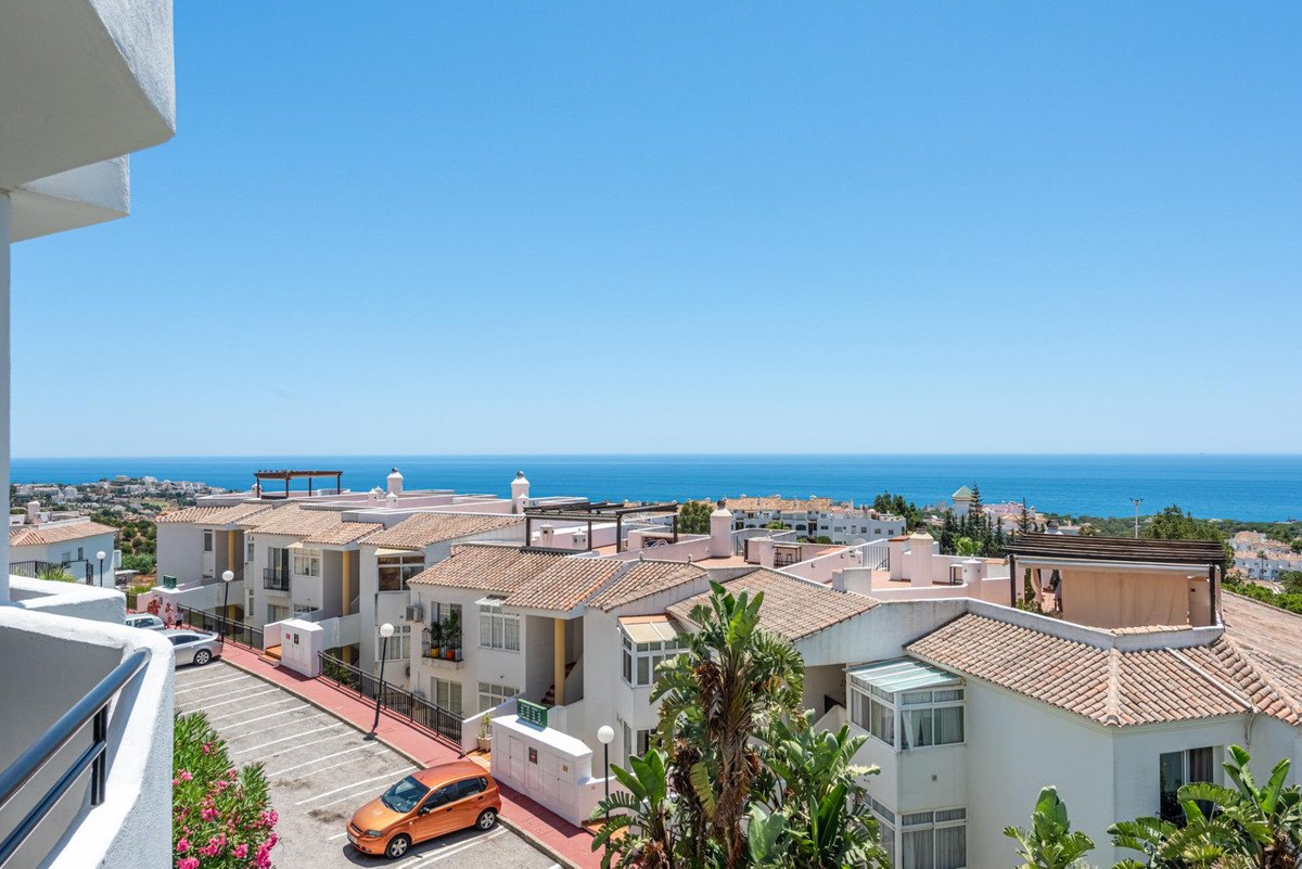 2 Bed Middle Floor Apartment in Calahonda