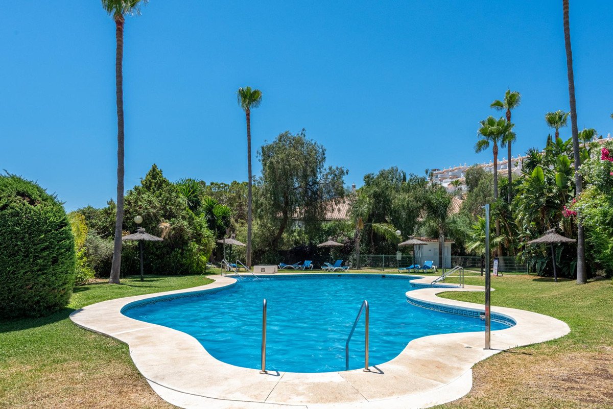 2 Bed Middle Floor Apartment in Calahonda