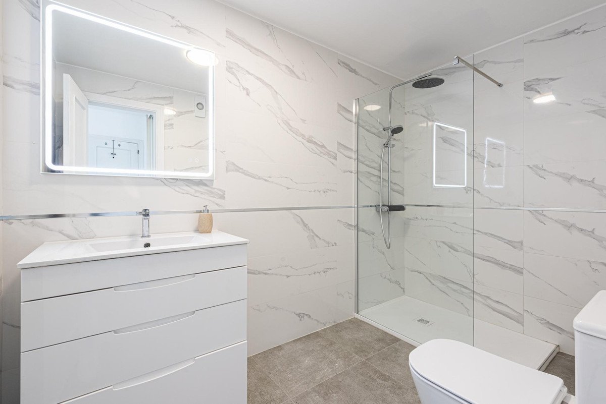2 Bed Middle Floor Apartment in Calahonda