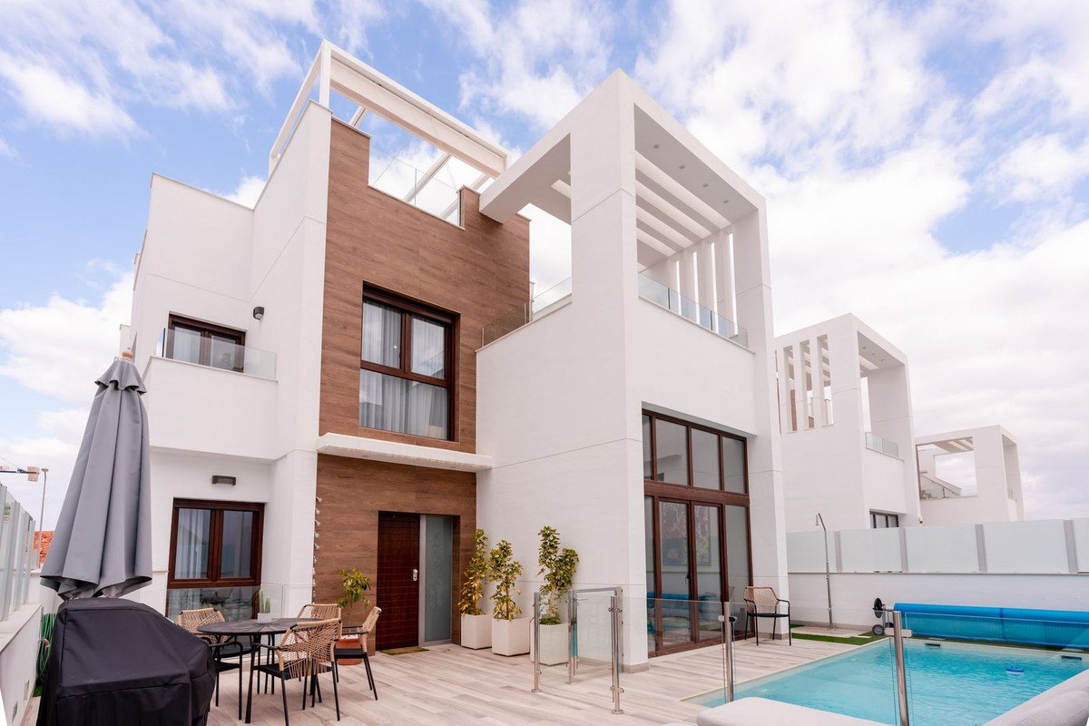 4 Bed Detached Villa in Los Balcones