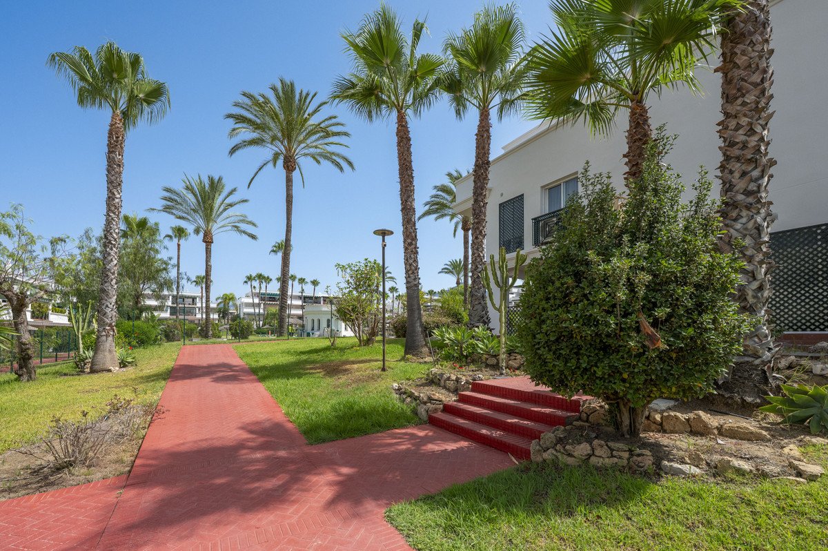 2 Bed Middle Floor Apartment in Marbella