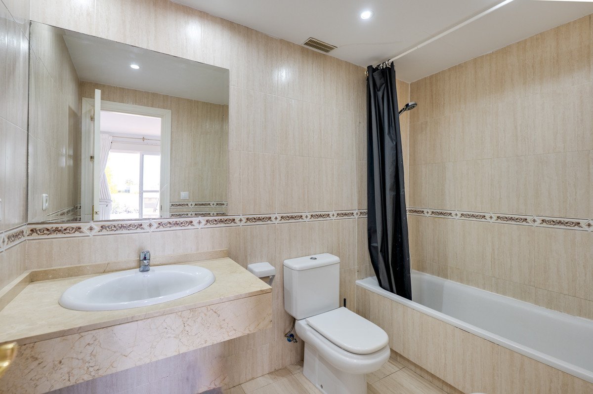 2 Bed Middle Floor Apartment in Marbella