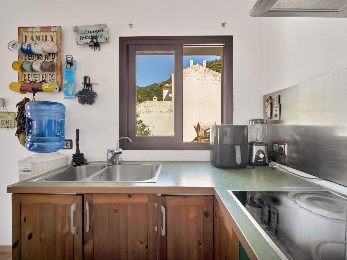 6 Bed Apartment Complex in Ojén