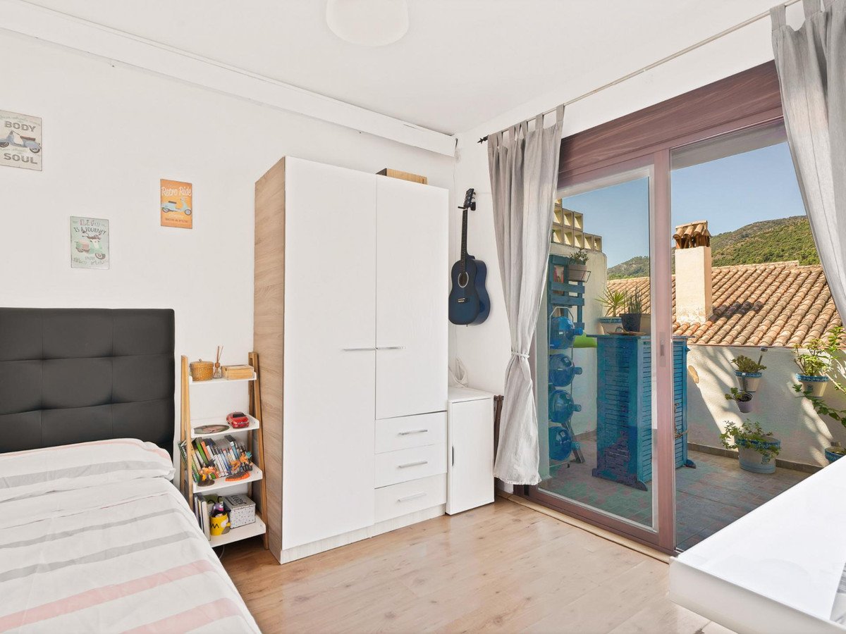 6 Bed Apartment Complex in Ojén