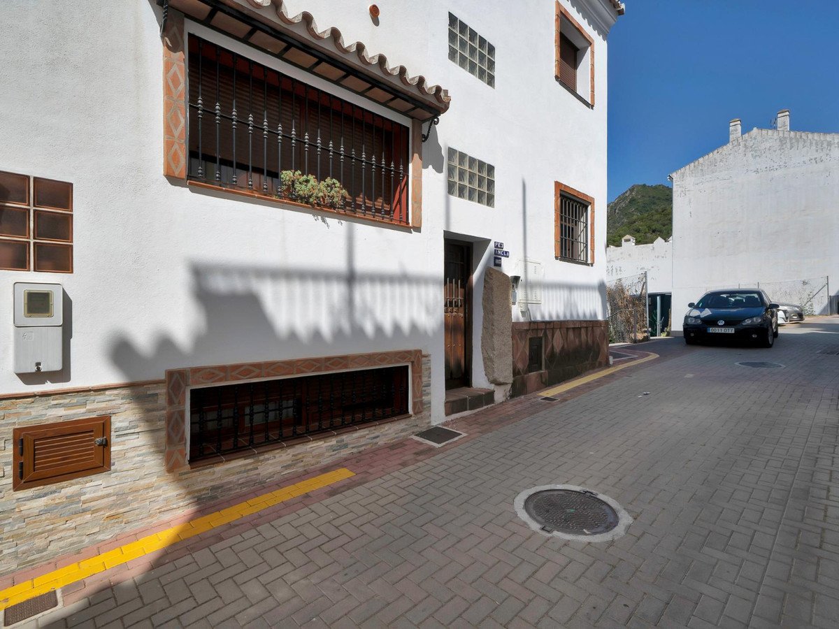 6 Bed Apartment Complex in Ojén