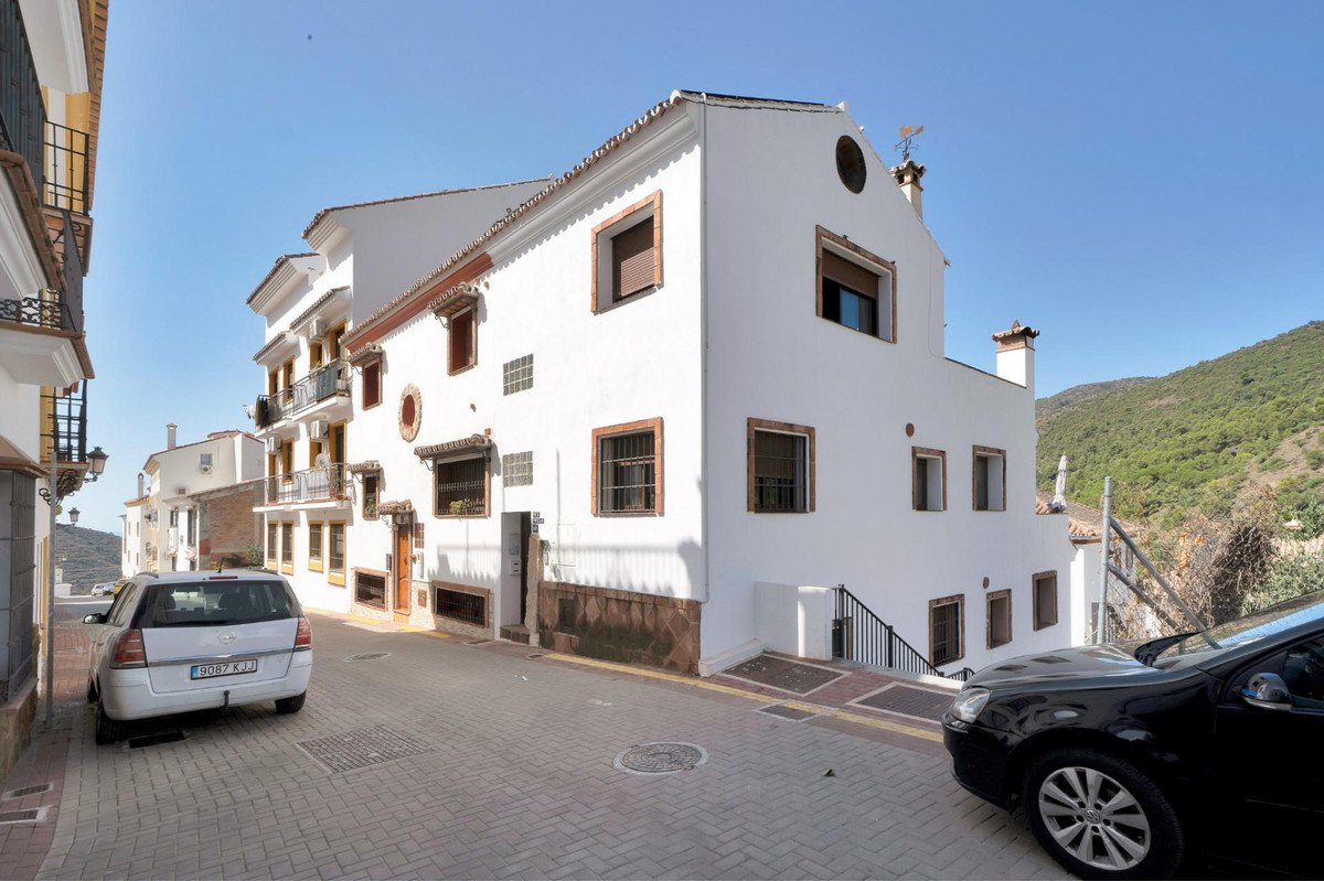 6 Bed Apartment Complex in Ojén